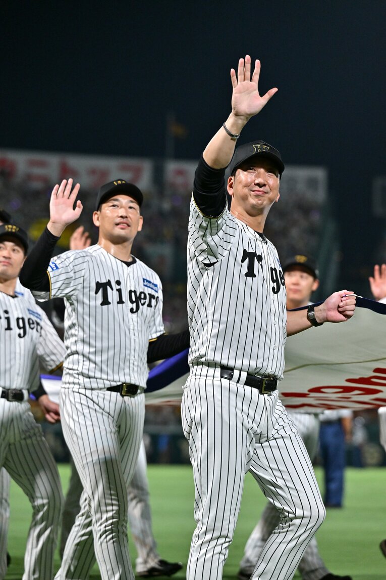 優勝セレモニーでの藤川球児。CSに向けて着々と準備を進めている　©Hideki Sugiyama