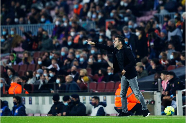 シャビ新監督41歳は暗黒バルサを救えるか 《メッシとの黄金連係・涙を撮ったカメラマン》が就任会見・初采配に見た“希望”とは(20)