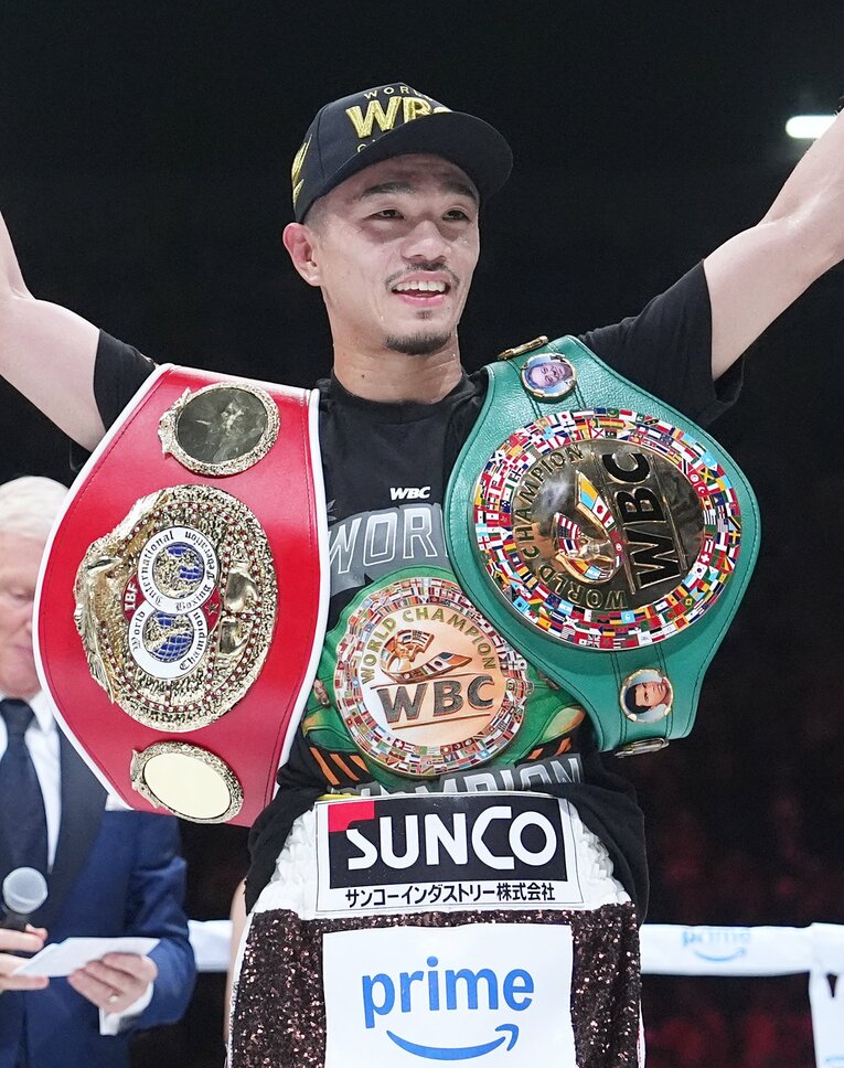WBCとIBF、2本のベルトを肩にかける中谷潤人　©Naoki Fukuda