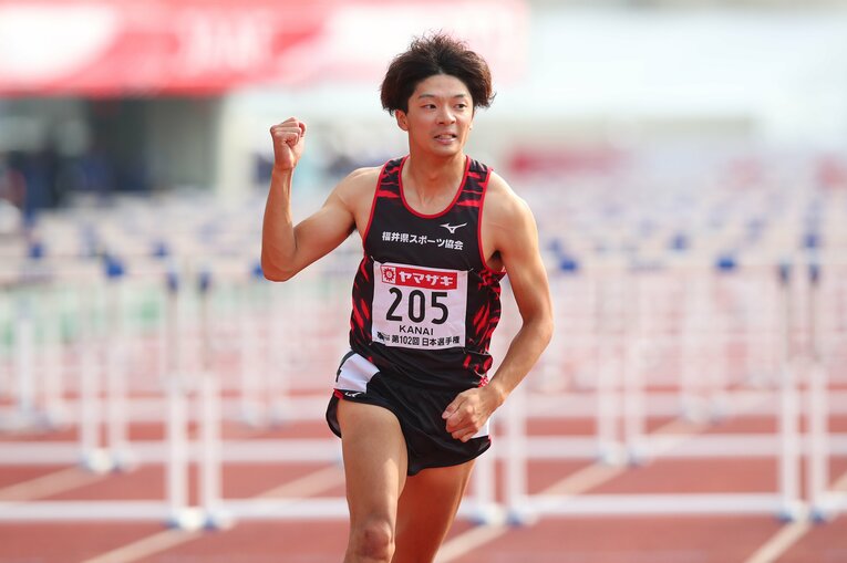 選手時代、110mハードルでトップランナーだった金井　©AFLO