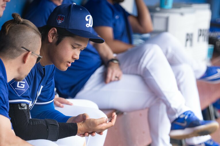 ベンチでチームメイトと　©Nanae Suzuki