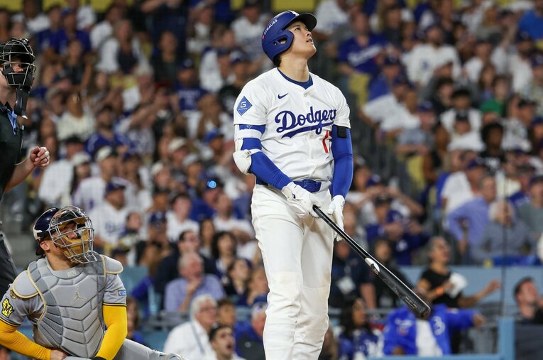 NLCSの最終戦で3本のホームランを放った大谷翔平。特に2本目は推定飛距離143mの場外弾という規格外の一発だった ／ photograph by Getty Images