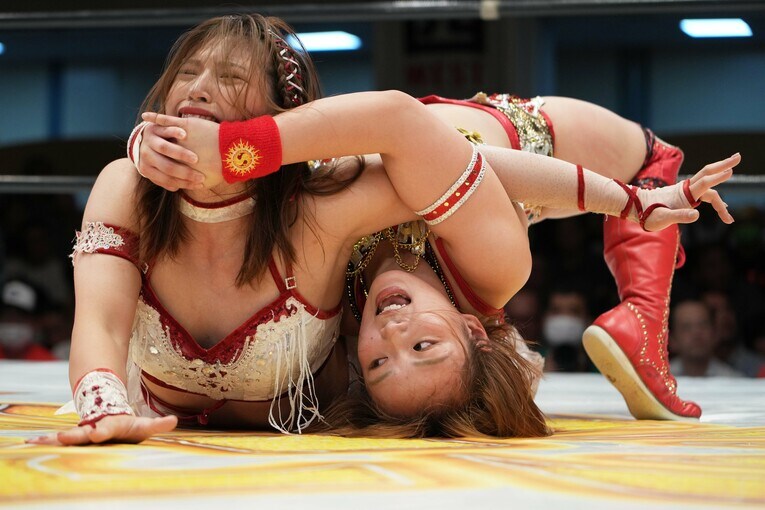 青野未来を変形鎌固めにとらえるSareee　©Essei Hara