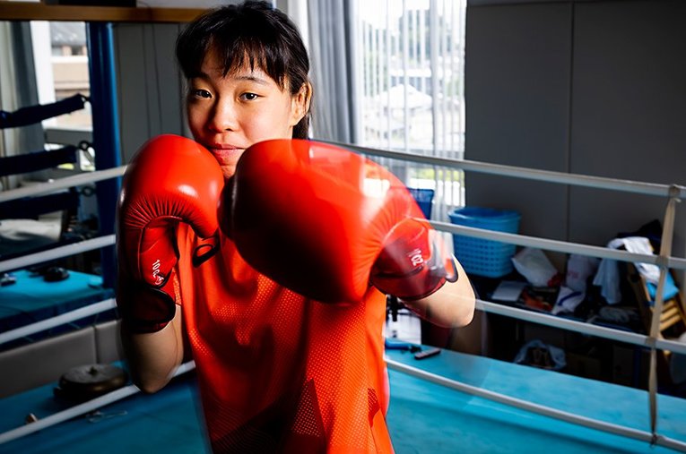 女子ボクシング界に初めて金メダルをもたらした入江聖奈（日体大3年）。押し出すことを意識して磨いた左ジャブをカメラに向けて披露した ／ photograph by Kiichi Matsumoto