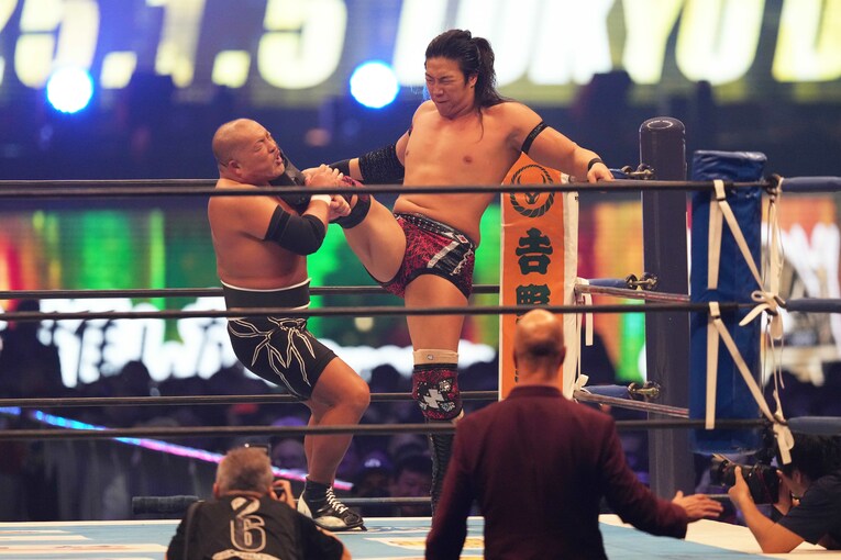 石井智宏の顔面にキックを放つ竹下幸之介　©Essei Hara