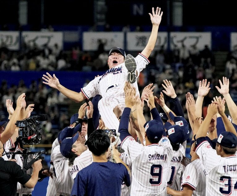 本拠地最終戦のセレモニーでは胴上げされ、6回宙に舞った　©KYODO