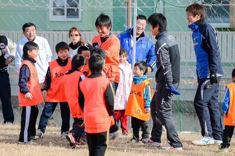 子どもたちに笑顔で接する遠藤康（2013年）©︎Miki Sano