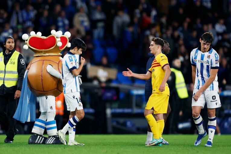 試合後、放心状態の久保に歩み寄るガビ