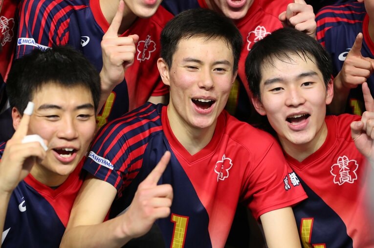 東山高校時代、セッター中島健斗（左）らと達成した春高制覇　©︎AFLO