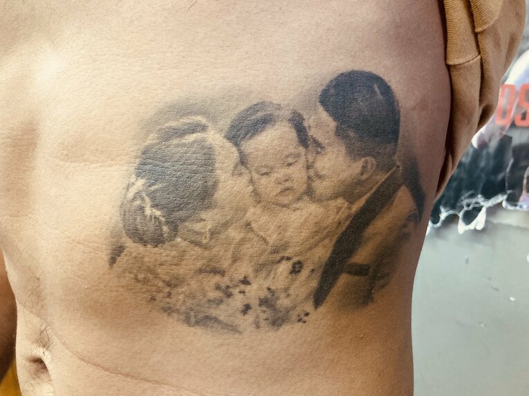 脇腹に彫った家族のタトゥー　（筆者撮影）