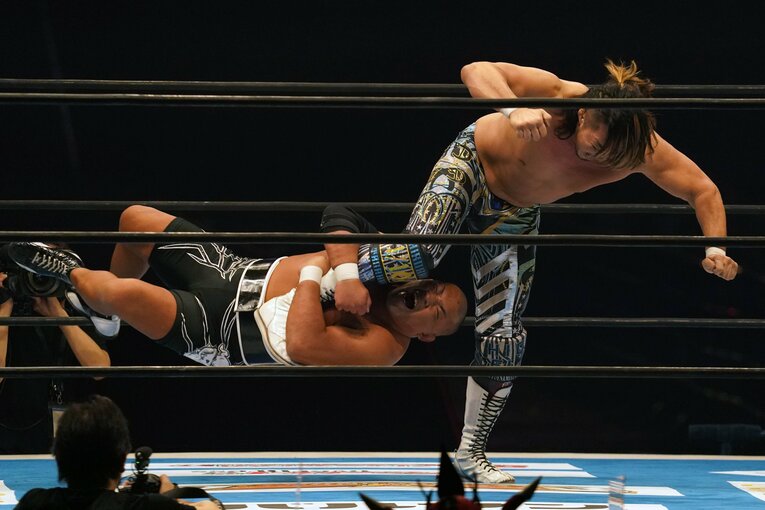 棚橋にドラゴンスクリューを決める石井