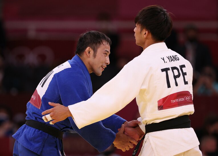 決勝で破った楊勇緯と握手する高藤　(C)Getty Images
