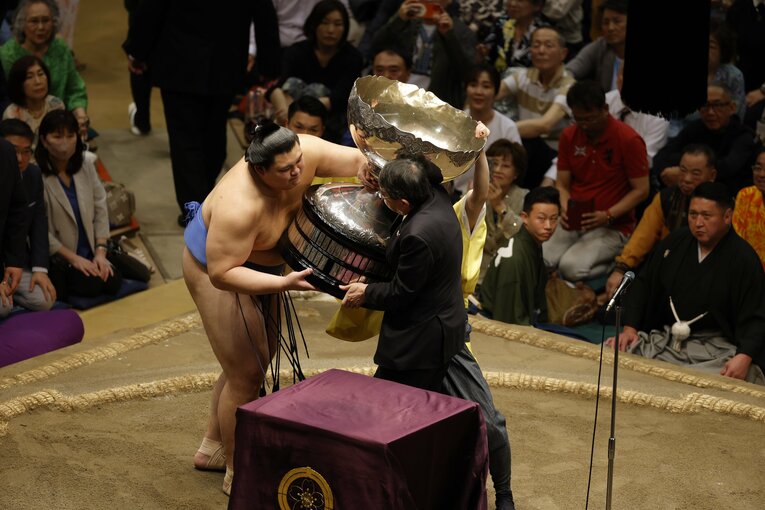 内閣総理大臣杯を受け取る大の里　©Kiichi Matsumoto/JMPA