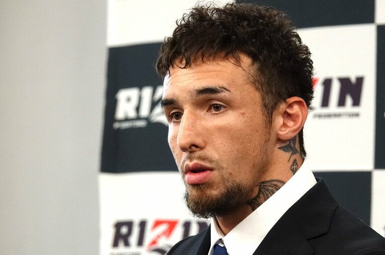 9月2日、神妙な面持ちで記者会見に臨む木村“フィリップ”ミノル。RIZINによるドーピング検査の結果、禁止薬物「クレンブテロール」が検出された ／ photograph by Koji Fuse