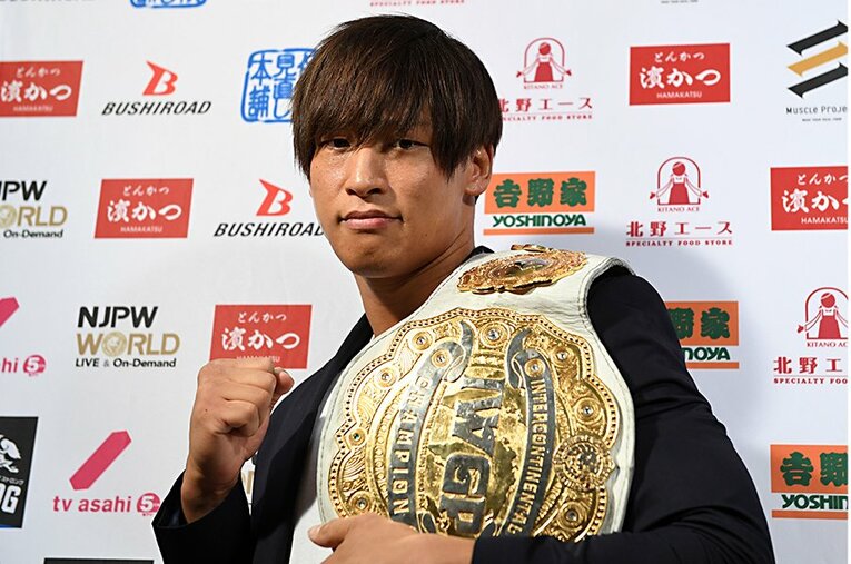 新日本に骨を埋める覚悟を決めた飯伏幸太。MSGで内藤から奪ったIWGPインターコンチのベルトと共に。 ／ photograph by Essei Hara