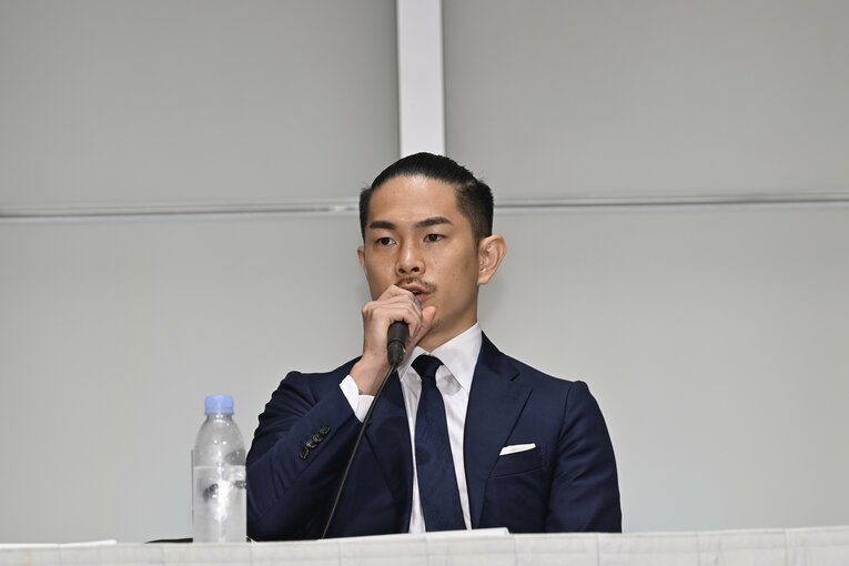 12日の会見にて、思いの丈を述べた井岡©KYODO