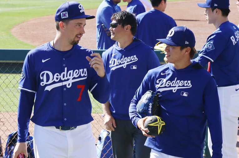 2月のキャンプ時から会話をする場面がよく見られたスネルと山本由伸 ／ photograph by JIJI PRESS