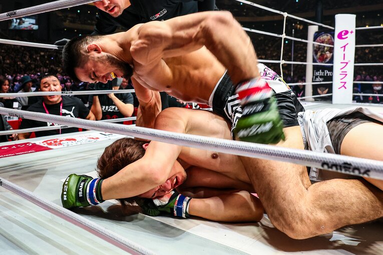 朝倉未来の顔面に強烈なパウンドを叩き込むシェイドゥラエフ（連続写真の2枚目） ©RIZIN FF Susumu Nagao