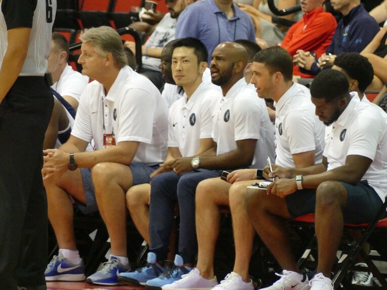 ミネソタ・ティンバーウルブスでアシスタントコーチを務めた吉本氏（2018年、筆者撮影）