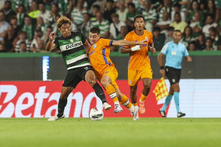 ポルトガルの名門スポルティングでポジションを確保する守田。8月のポルトとの首位攻防戦でもフル出場　©Getty Images