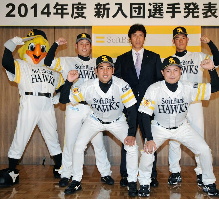 2013年ドラフトのメンバー。前列右の2位・森唯斗、後列右端の4位・上林誠知が戦力外に。なお、前列左がドラフト1位の加治屋蓮（現・阪神）　©JIJI PRESS