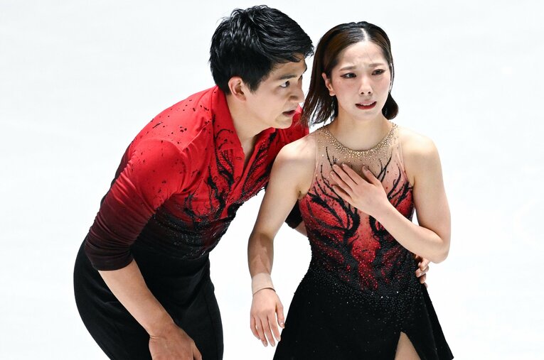 左肩を脱臼しながらSPを滑り切った三浦璃来をいたわる木原龍一 ／ photograph by Asami Enomoto