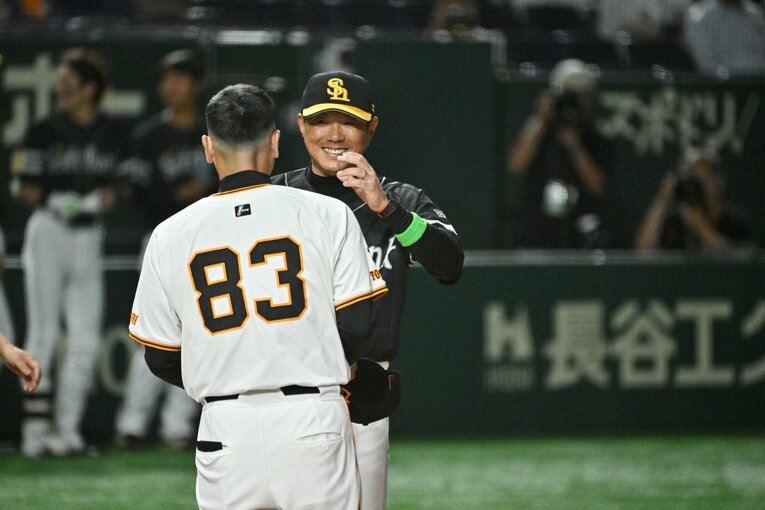 2024年の交流戦で巨人・阿部監督と談笑するソフトバンク小久保監督　©Hideki Sugiyama