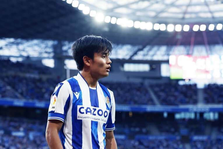 「KUBOコール」や「武房、シャツくれませんか」日本語メッセージの少年、猛プレスに感謝のハグ…“久保建英リーガ100戦目の進化”を撮った(29)