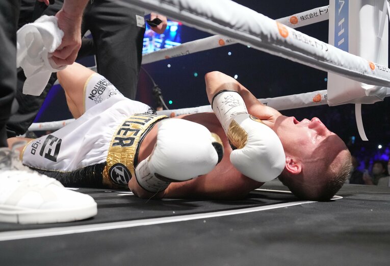 井上尚弥がバトラーをKOしたシーンの連続写真（7枚目／全7枚）©Naoki Fukuda