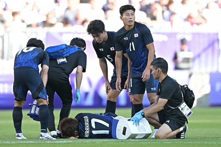 その後自らプレーを止め、交代となった（全4枚中の3枚目）　©Takuya Kaneko/JMPA