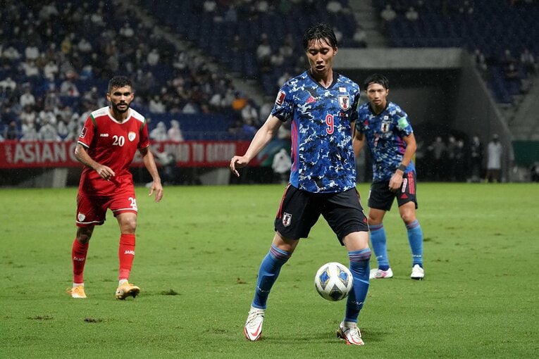 トップ下に入った鎌田のスペースを完全に消された　©Koji Watanabe/Getty Images