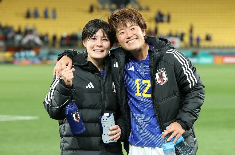 スペイン戦に勝利した後、笑顔を見せたなでしこジャパンの猶本光と高橋はな ／ photograph by JFA／AFLO