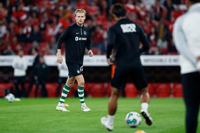 アップでは、中盤でコンビを組むモルテン・ヒュルマンドとペアでパス交換　©Daisuke Nakashima