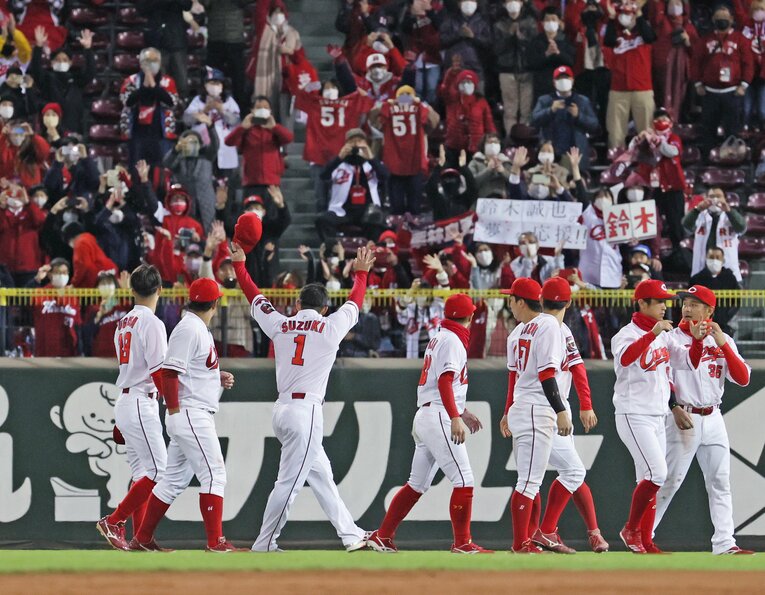 鈴木誠也を盛大に送り出すカープファン　©︎JIJI PRESS