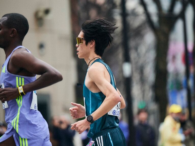 2時間2分台、3分台の自己記録を持つ世界トップ級のランナーに果敢について行った青学大の太田　©︎Yuki Suenaga