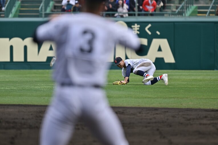 「飛んだ瞬間に捕れる」横浜のセンター阿部のスーパーキャッチ（6枚中の1枚目）　©Hideki Sugiyama