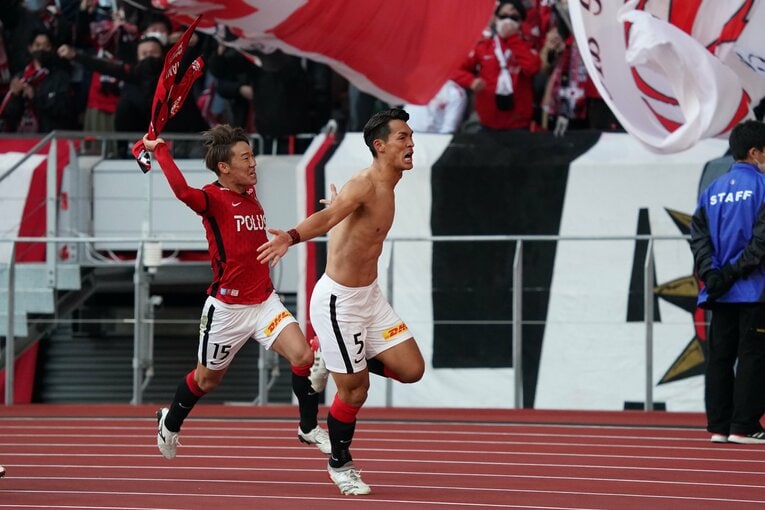 決勝点に大喜びの槙野と明本　©Hiroki Watanabe/Getty Images