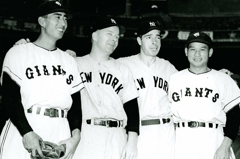 1951年、ジョー・ディマジオ（右から2人目）と肩を組む川上©Getty Images