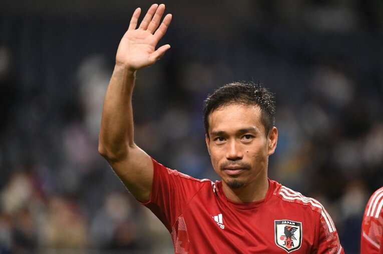 試合後、どこかホッとしたような表情を浮かべる長友佑都。ベテランとしてW杯連続出場への重責を背負う ／ photograph by Getty Images