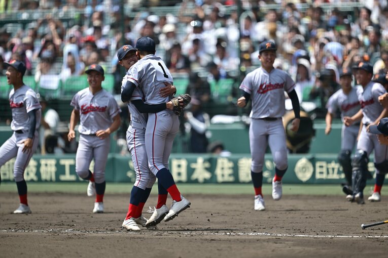 準決勝の青森山田戦。5回からリリーフした西村は勝利の瞬間、先発した中崎（背番号1）に抱きしめられる　©Hideki Sugiyama