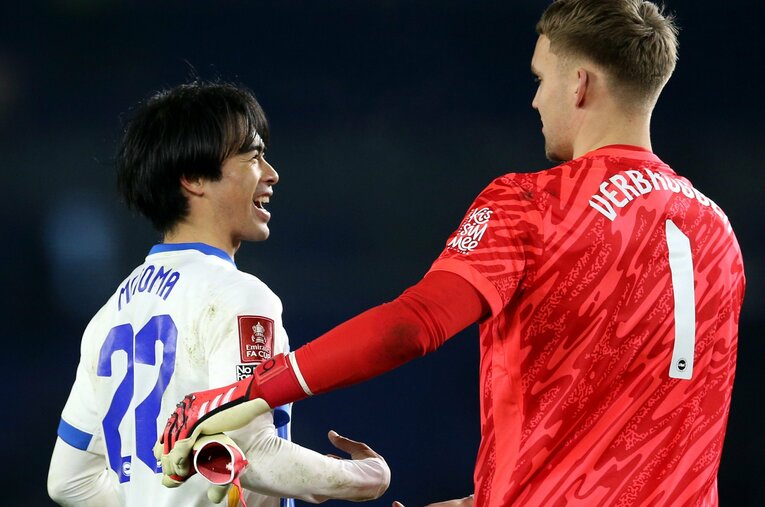 三笘薫28歳とブライトンGKフェルブルッヘン（22歳）。2人が演出したゴールがプレミアリーグの今季「最優秀ゴール賞」に選ばれた ／ photograph by Getty Images