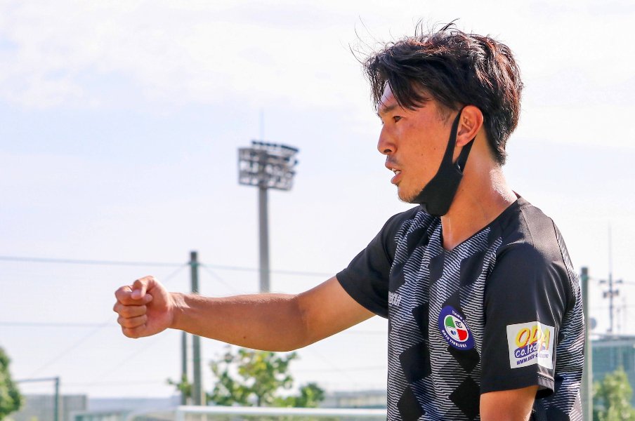 小川佳純が盟友 巻佑樹gmからの監督オファーに即答した理由 ピクシーもそうでした Jリーグ Number Web ナンバー