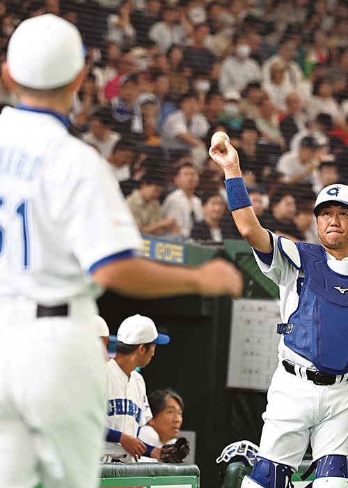 藤本さん（右）は神戸智辯の正捕手として投手イチローのボールを受け続ける