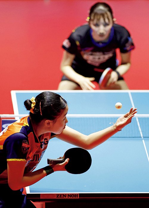 決勝では現最強女王・早田ひな（奥）に挑んだ。第1ゲームを張本が先取するも悔しい逆転負け