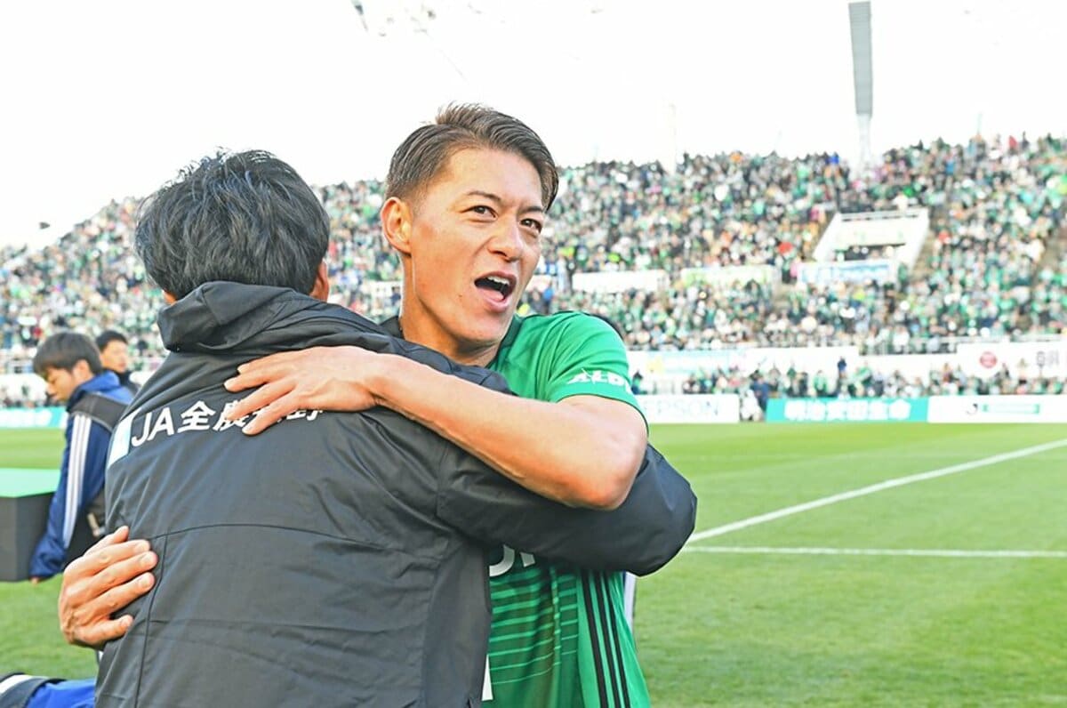 田中隼磨が完遂した松本山雅の優勝 偉大な先輩たちの言葉を胸に刻んで Jリーグ Number Web ナンバー 田中隼磨が完遂した松本山雅の優勝 偉大な先輩たちの言葉を胸に刻んで Jリーグ Number Web ナンバー