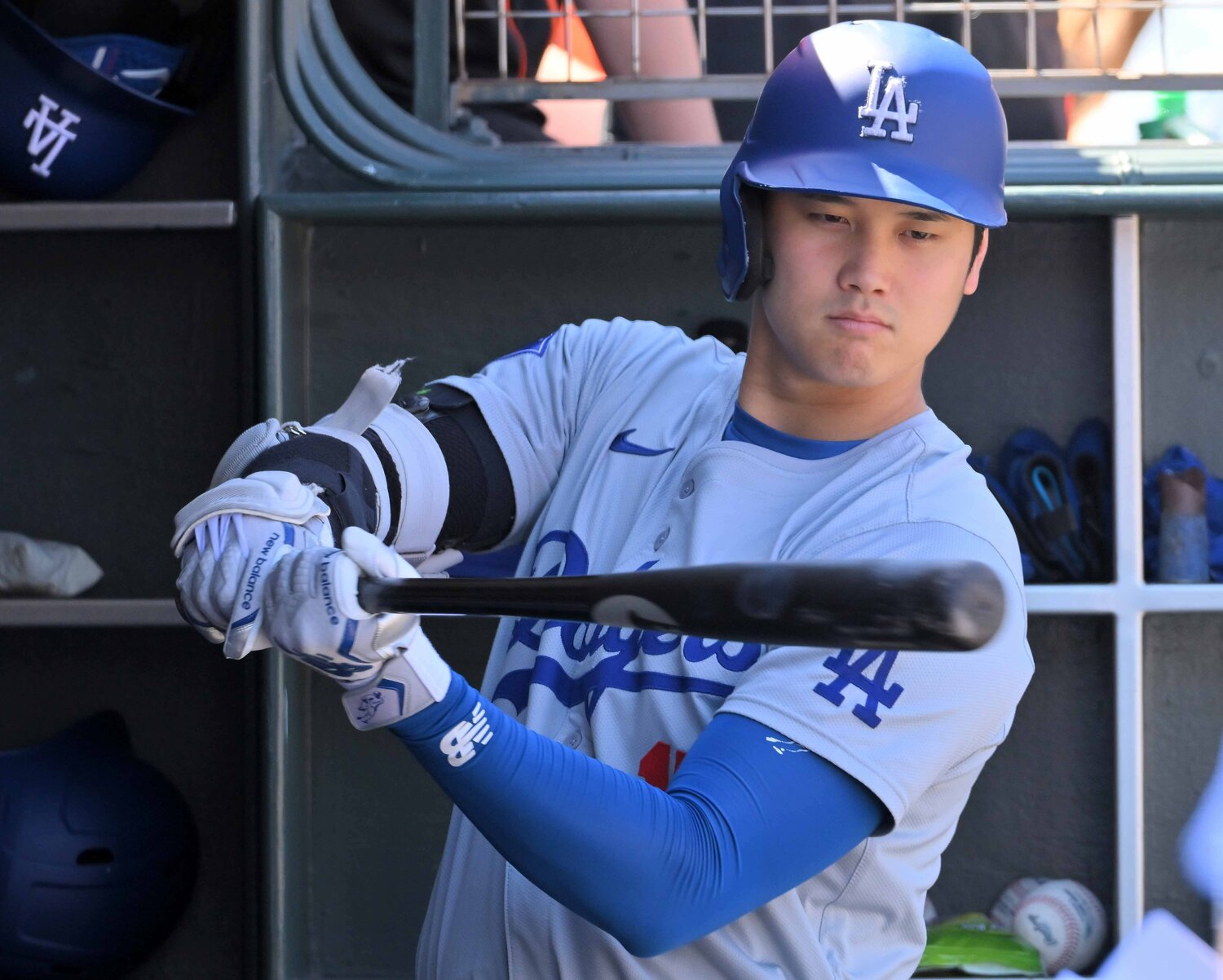 ジャイアンツ戦のベンチにて、素振りを行う大谷 ©JIJI PRESS