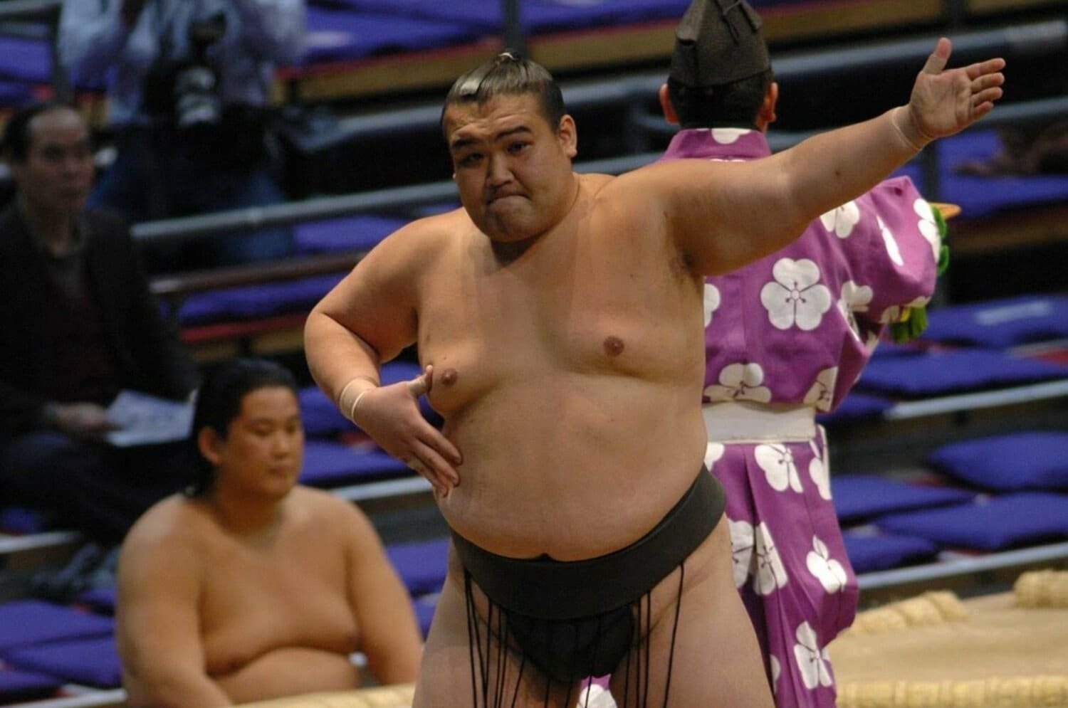 「朝青龍にプロ初黒星をつけた男」ハリウッド映画に出演した元力士が明かす18歳の朝青龍“超負けず嫌いな言い訳”「俺はさ! ちょっと熱があって…」<Number Web> photograph by 写真提供:田代良徳