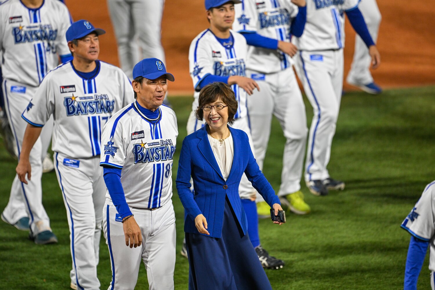 日本一を決め三浦大輔監督とともにグラウンドを歩く南場智子オーナー（右）©︎Nanae Suzuki