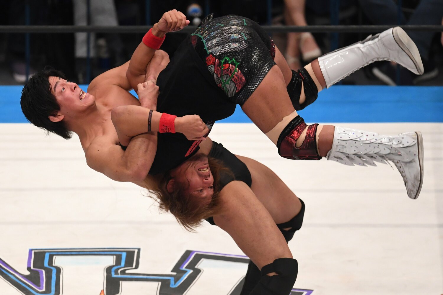 6月9日の『ALL TOGETHER』にも出場した安齊勇馬。内藤哲也へのダブルアーム・スープレックス　©Masashi Hara
