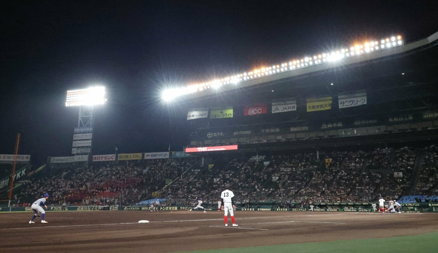 史上初のナイター開幕戦となった今年の甲子園 ©JIJI PRESS
